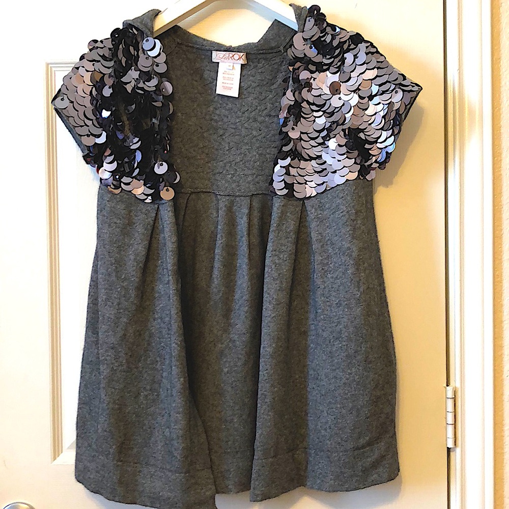 LaRok Palette-Shouldered Cashmere Bland Short Sleeve Hoodie in Charcoal